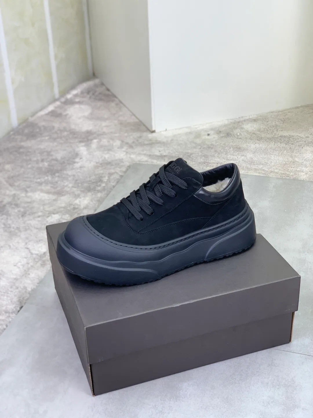 Men's shoes 💰P640 New arrival 🆕🆕🆕 IUGGI men's shoes New winter thick-soled height-increasing sneakers Men's retro genuine leather casual shoes Full cowhide Wool lining Velvet warm Martin boots Thick-soled heightening lace-up casual and comfortable short boots Accent style ~ low-cut shoes Men's toe-layer cowhide high-end Martin boots Thick-soled heightening large-toe sneakers Size number: 39-44 Two colors